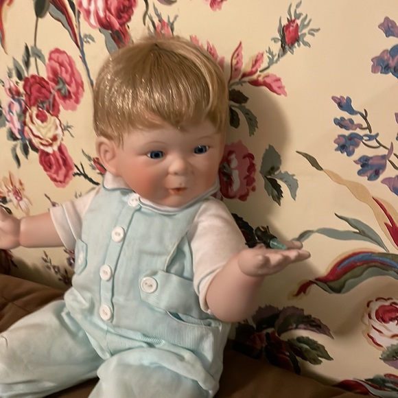 AstonDrake porcelain doll with lighting bug, batteries included, no certificate - Picture 13 of 15